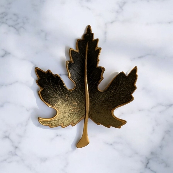 MAPLE LEAF Forest Green Fall Gold Lapel Brooch Pin Retro Vintage Classic - Picture 1 of 8